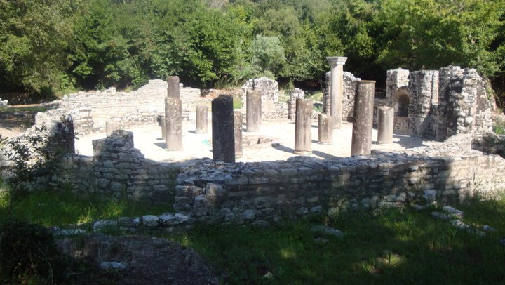 Entdecke die majestätische Basilika von Butrint und tauche ein in die faszinierende Geschichte. met. 